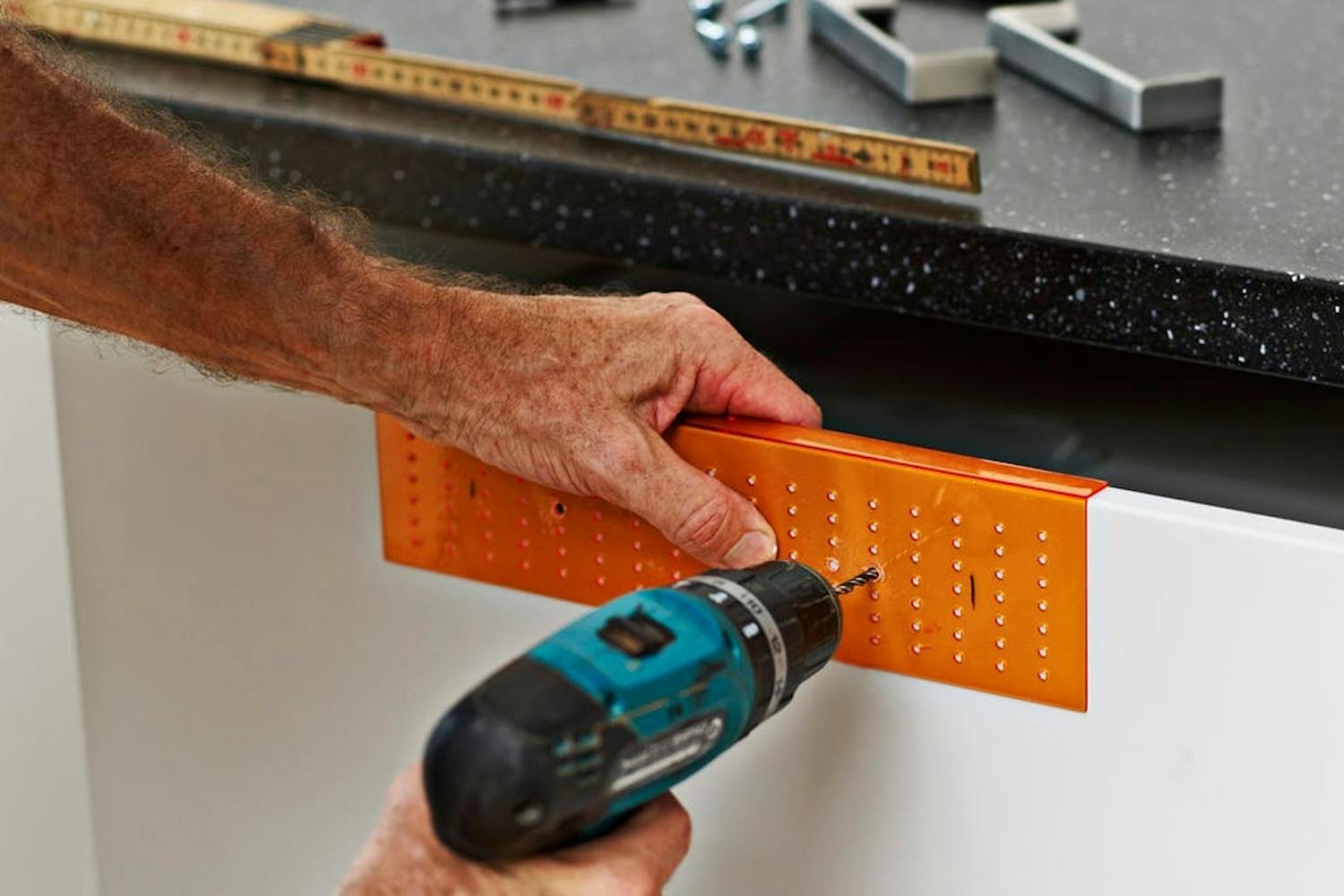 Handtag till luckorna Nya handtag på luckor och lådor